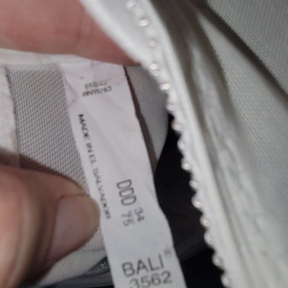 Bali Underwire Bra with padded shoulders - White - Size 34DDD - Like New - Picture 4 of 4